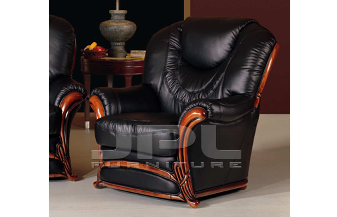 Мягкое кожаное кресло для дома